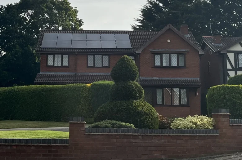 Home Solar Energy / Solar Power With An All Black Solar Panel Roof